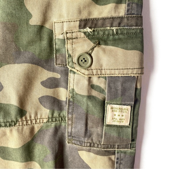 Abercrombie and Fitch army green camouflage cropped cargo pants - Picture 4 of 11